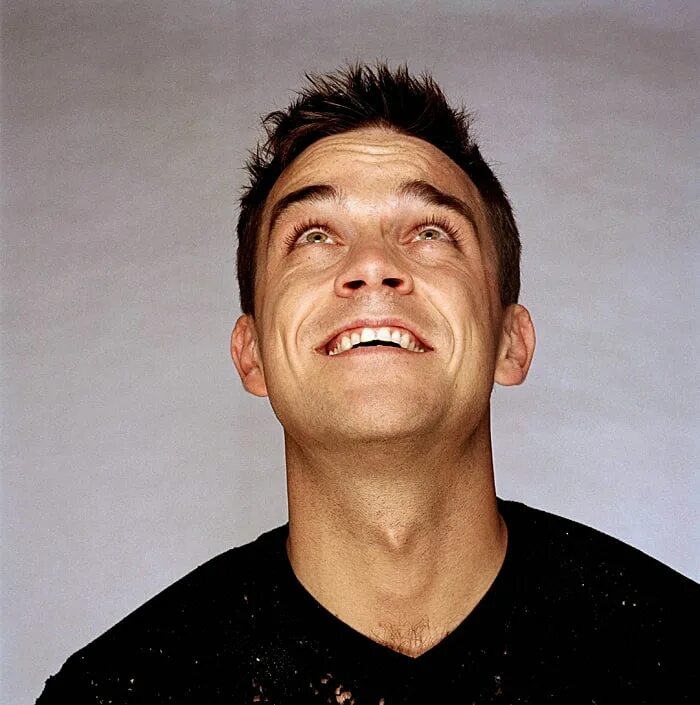 Посмотришь лицо. Робби Уильямс. Robbie Williams 2023. Robbie Williams 2005. Смотрит вверх.