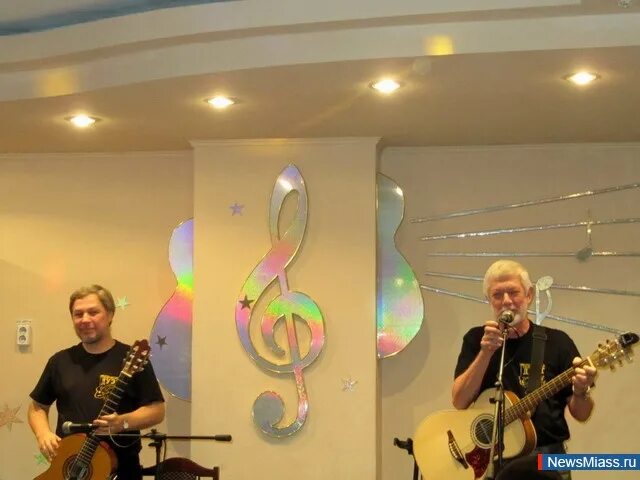 Программа вечера посвященная одному из бардов. Тагир мухаметов бард дождь. Александр завенович мирзаян. Бардовская песня высоцкий. Самарские барды список с фото.