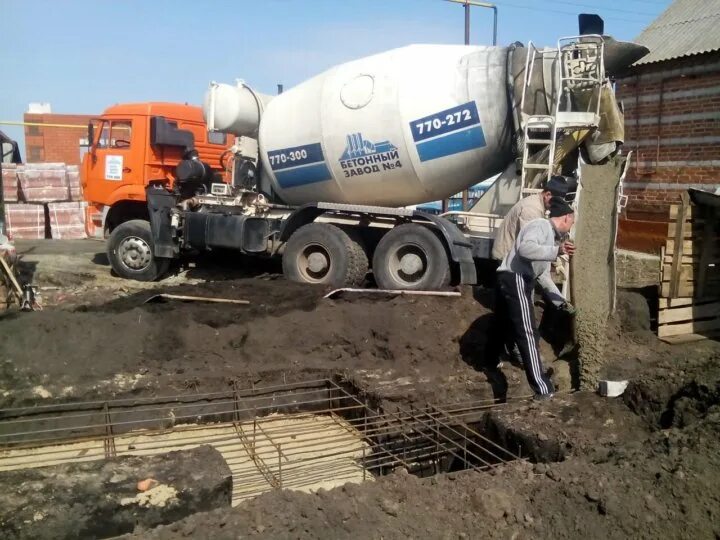Бадья для заливки бетона. Автобетоносмеситель заливка фундамента. Бетономешалка заливка бетон. Бетономешалка заливка бетон. 102л бетона мешалка.