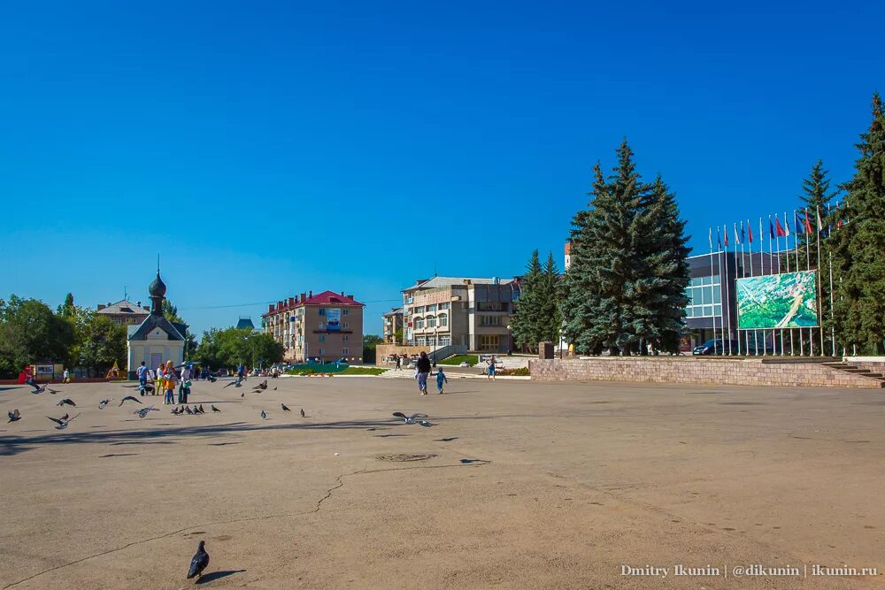 Телефоны г бугуруслана. Площадь Бугуруслана. Бугуруслан городская площадь. Площадь города Бугуруслан. Бугуруслан Оренбургская область Центральная площадь.