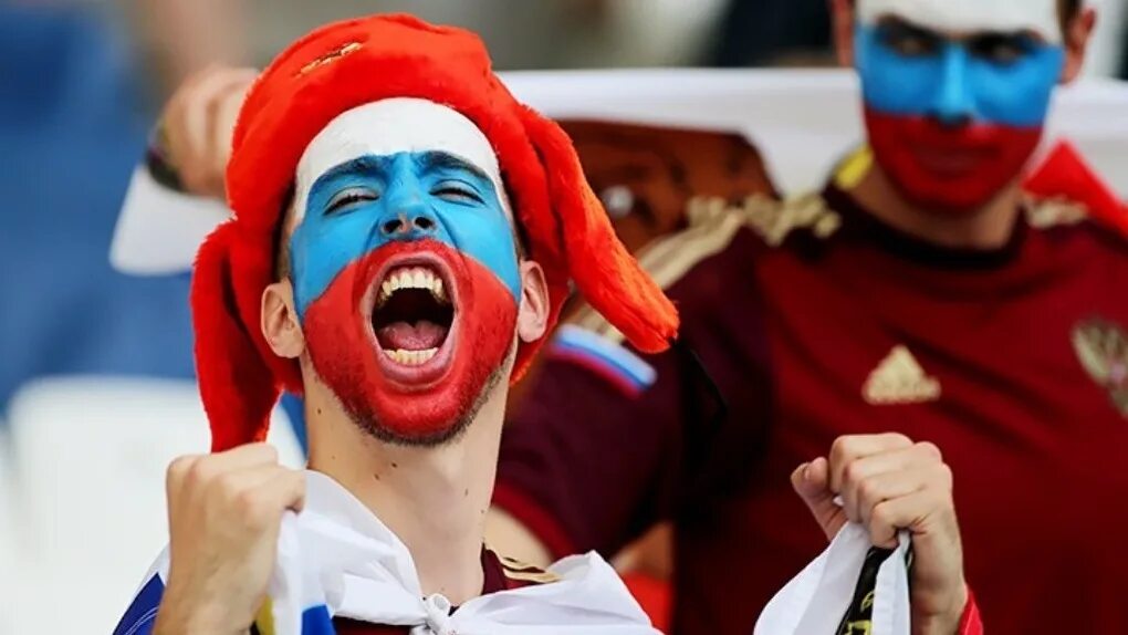 зрители на стадионе. фанат кричит. футбольные фанаты. футбольные болельщики. фанат кричит.