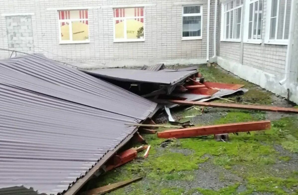 Кровля школы. Сорвало крышу. Ураганный ветер.