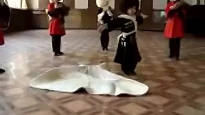 Мальчик танцует лезгинку. Армяне танцуют лезгинку. Маленькая девочка танцует лезгинку. Мальчик танцует лезгинку. Дети танцуют лезгинку.