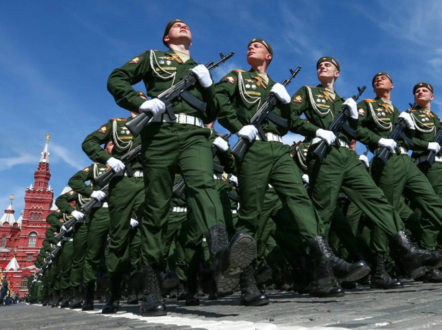 Войско картинка. Военный парад. Солдаты на параде. Военные маршируют. Российский солдат на параде.