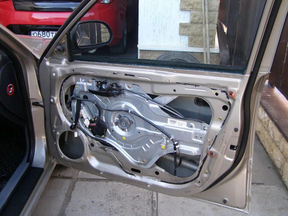 Элантра 4 штатные динамики. Двери передние Hyundai Elantra XD. Динамик в дверь Хендай Элантра. Акустика на Хендай Элантра 2008. Купить дверь элантра