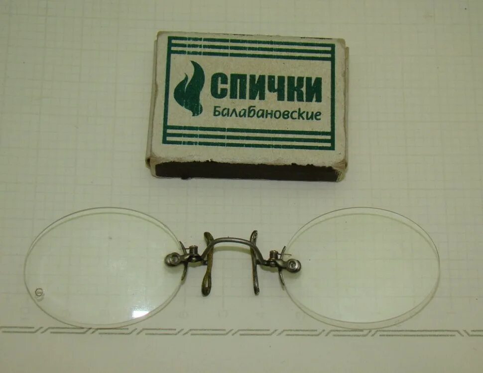 Пенсне в золотой оправе. Пенсне очки. Пенсне место действия. Пенсне главные герои. Пенсне.