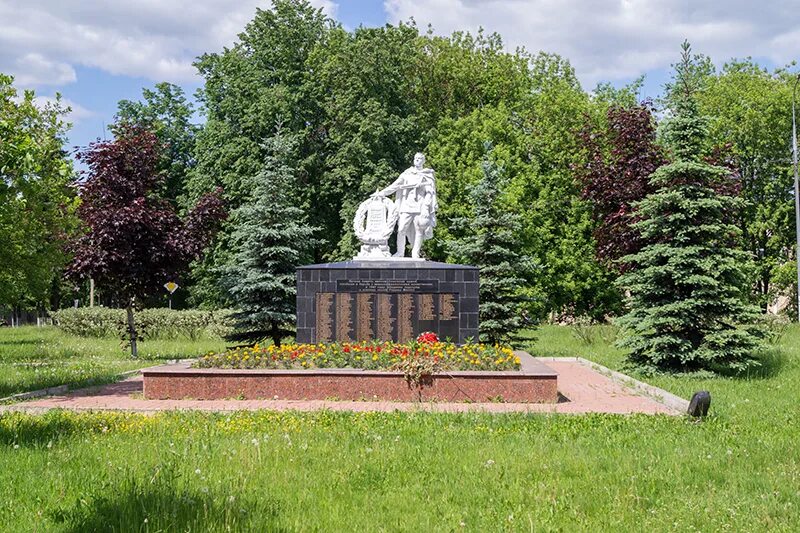 Яхрома центр. Братская могила Яхрома. Памятники в Яхроме Московской области. Яхрома Степаново Братская могила. Яхрома памятник на братской могиле.