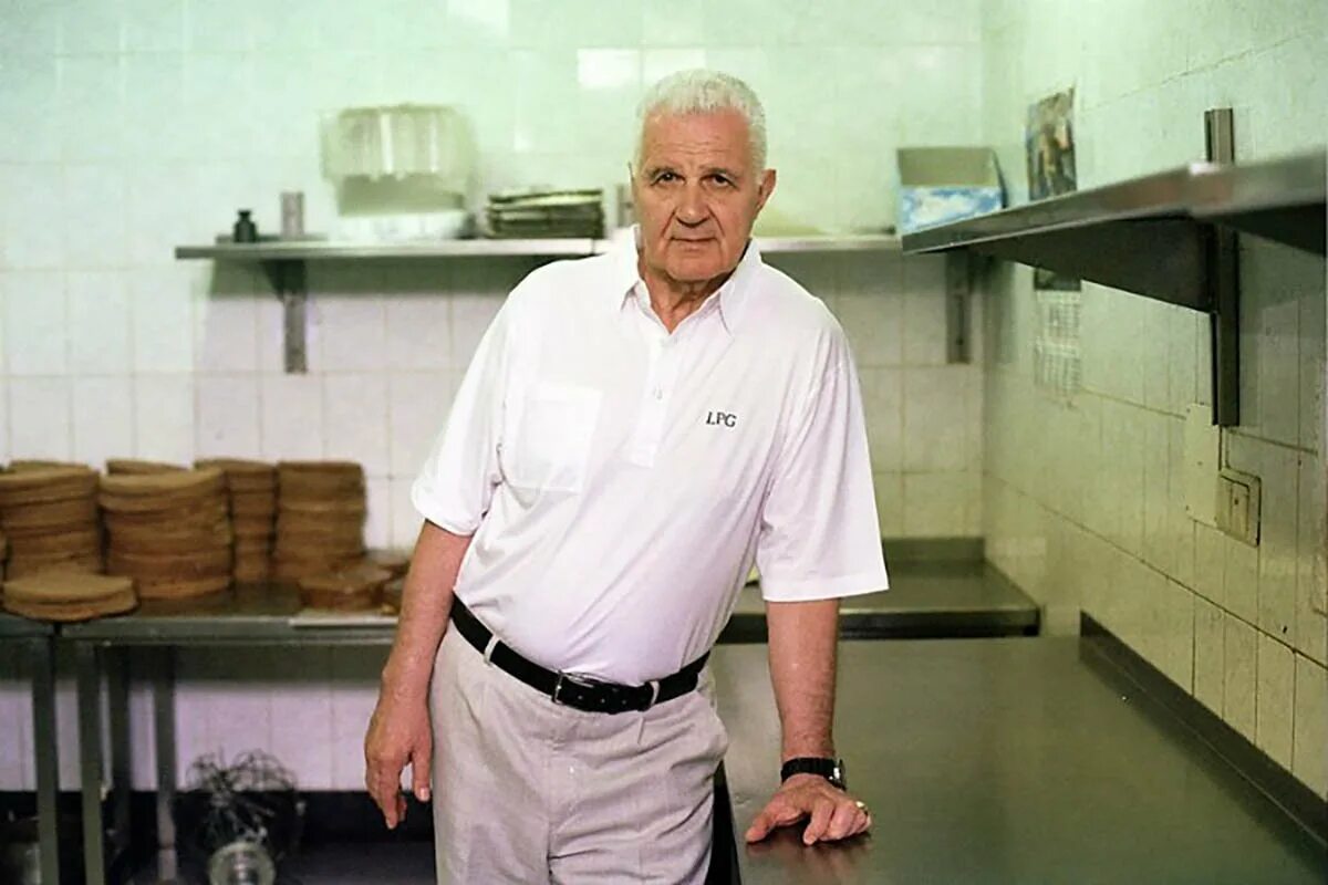 Повар на кухне. Повар кондитер. Эко кулинария. Владимир гуральник кондитер прага. Кондитер мужчина.