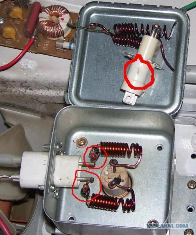 Прозвонка магнетрона микроволновки. Проходной конденсатор для магнетрона микроволновки. Прозвонка магнетрона микроволновки мультиметром. Нить накала магнетрона.