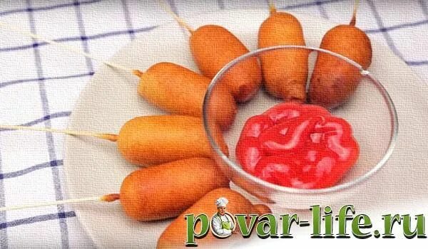 Сосиска в кляре на палочке. Сосиски в кляре. Фритюр для корн догов. Корн-доги (сосиски в кукурузной муке). Сосиска на палочке.