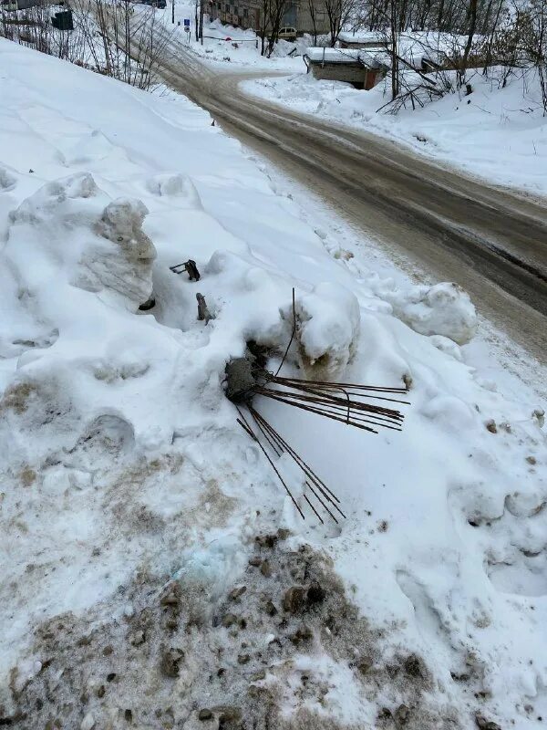 торчащий снег