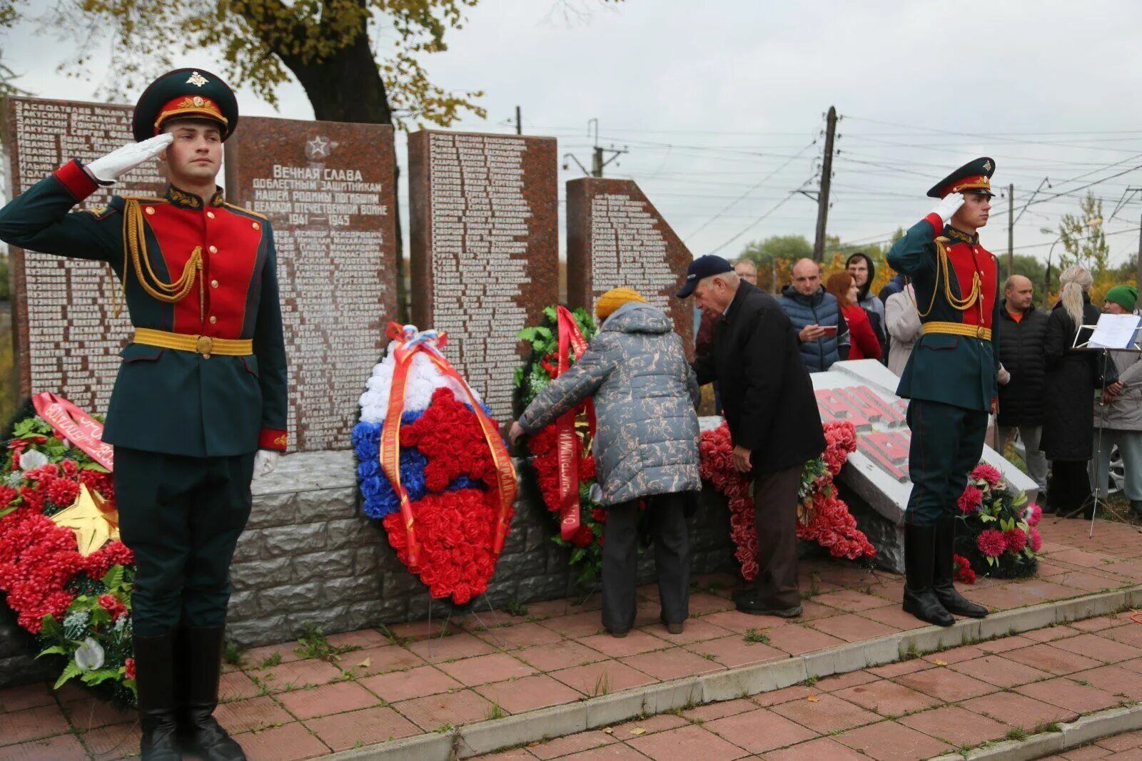 Какому событию посвящен памятник кремлевским курсантам. Ярополец памятник курсантам. Кремлевские курсанты 1941 мемориал. Памятник Кремлёвским курсантам 1941. Кремлевским курсантам 1941 посвящается.