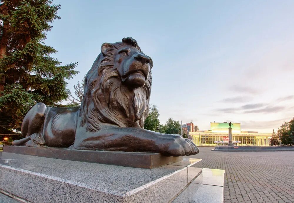 Толстый лев уфа. Скульптура Льва в Красноярске. Красноярск памятник льву. Статуи два Льва в Красноярске. Лев Красноярск театр оперы.