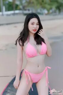 Nóng bỏng gái mặc bikini màu hồng khoe 3 vòng trên bãi biển 