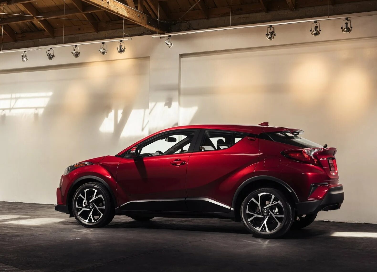 Toyota новые модели. Toyota c-HR 2018. Toyota c-HR 2017. Тойота Chr 2018. Тойота с HR 2018.