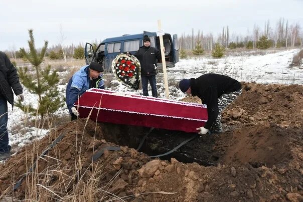 Похороненная 18. Могильщики копают могилы на кладбище.