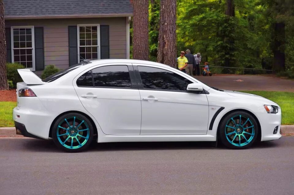 Лансер 10 волк рейсинг. Диски лансер эволюшн 10. Mitsubishi lancer 10 на дисках. Диски ланцер 10. Белый митсубиси лансер 10 на черных дисках.