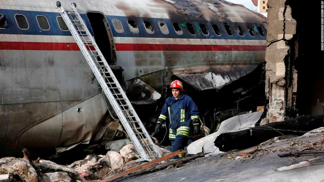 Катастрофа Боинга 737 победа. Катастрофа Боинг 737-800 в Иране. Первые авиакатастрофы