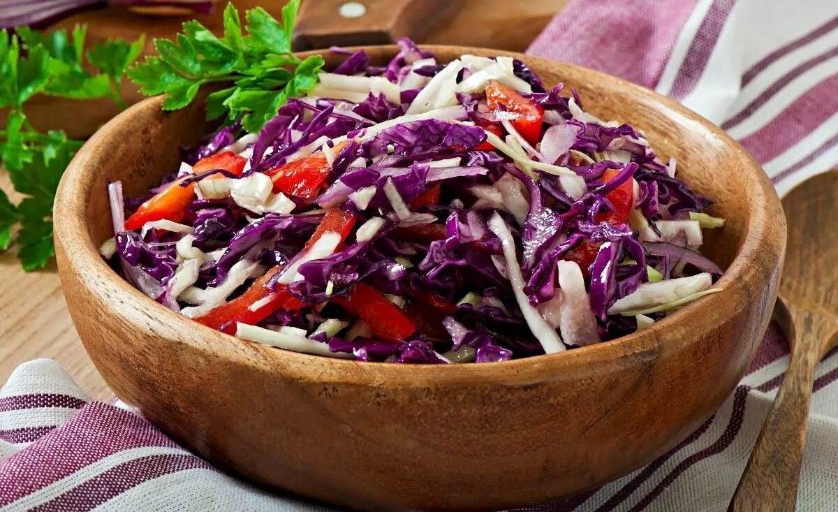 Капуста салат быстро и вкусно. Капуста краснокочанная салатная. салат витаминный из красной капусты. салат из краснокочанной капусты и белокочанной капусты. салат с краснокочанной капустой.