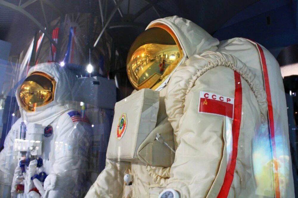 Как назывался первый отечественный космический скафандр. Московский музей космонавтики скафандр гагарина. Лунный скафандр ссср. Скафандр кречет 94. Как назывался первый отечественный космический скафандр.