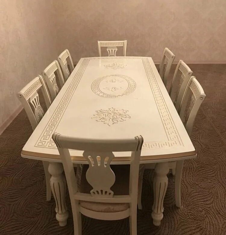 Кухонный стол стулья б у. Китайский стол белый Аванти Версаче. Стол кухонный Версаче со стульями. Стол и стулья для кухни в Назрани.