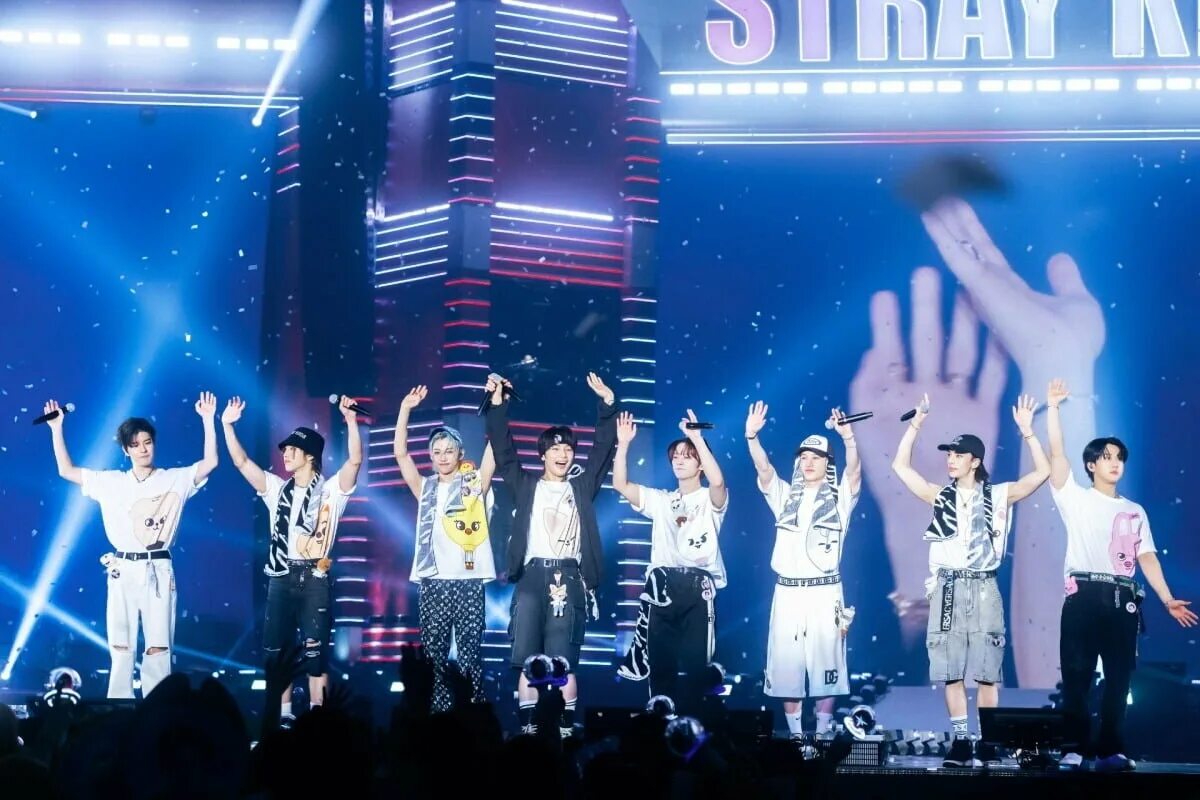Stray kids kcon 2022. Стрей кидс концерты в 2025. Концертстрэй кидц где на сцене был паукпауком. Стрей кидс концерты в 2025. Стрей кидс концерты в 2025.