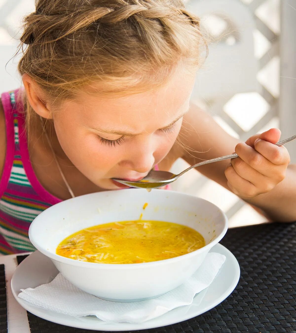 Ест суп. Девочка ест суп. Ребенок ест суп. Человек ест суп.