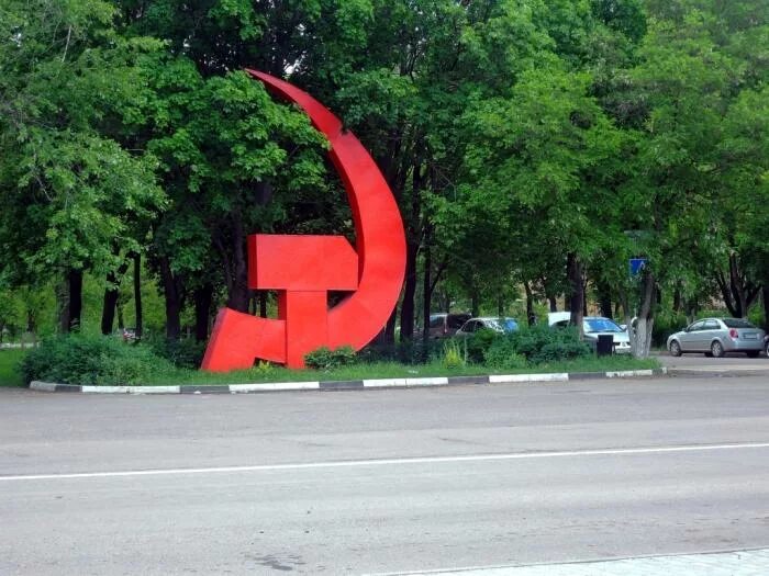 Серп и молот 3 корп 2. Скульптуры города зеи серп и молот. город ожерелье достопримечательности. ожерелье на памятник. скульптура серп и молот курск.