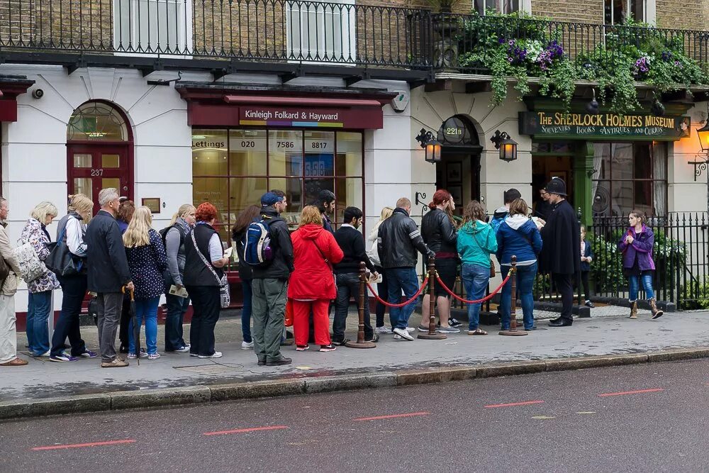 Очередь в британии. Очередь в музей. Очередь на английском языке. Большая очередь. Очередь на английском языке.
