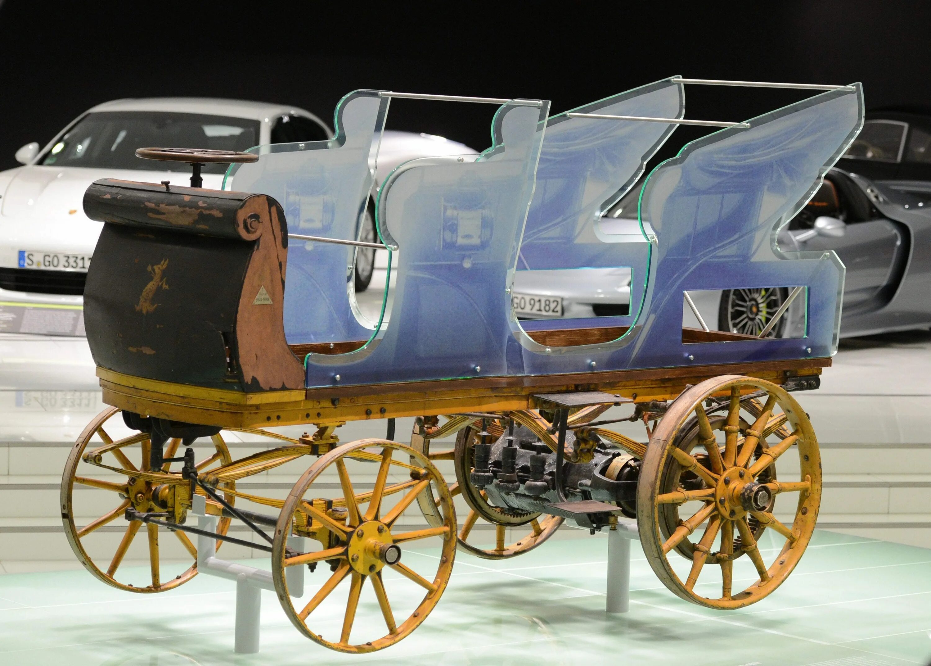 Порше 1898. Porsche p1. Электромобиль Lohner Porsche. Lohner-Porsche гибридный автомобиль.