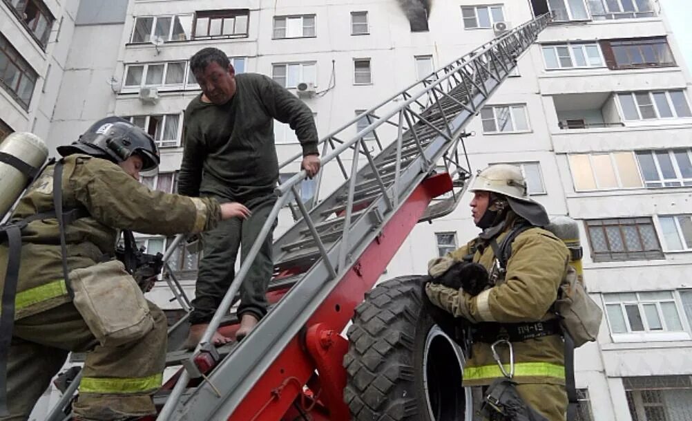 Спасение людей при пожаре. Пожарная лестница. Пожарные на пожаре. Пожарные спасают по автолестнице. Аварийно спасательная лестница