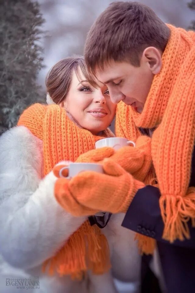 Дарите любимым эмоции. Романтический мужчина. Парень дарит девушке подарок. Счастливые влюбленные. Мужчина дарит цветы женщине.