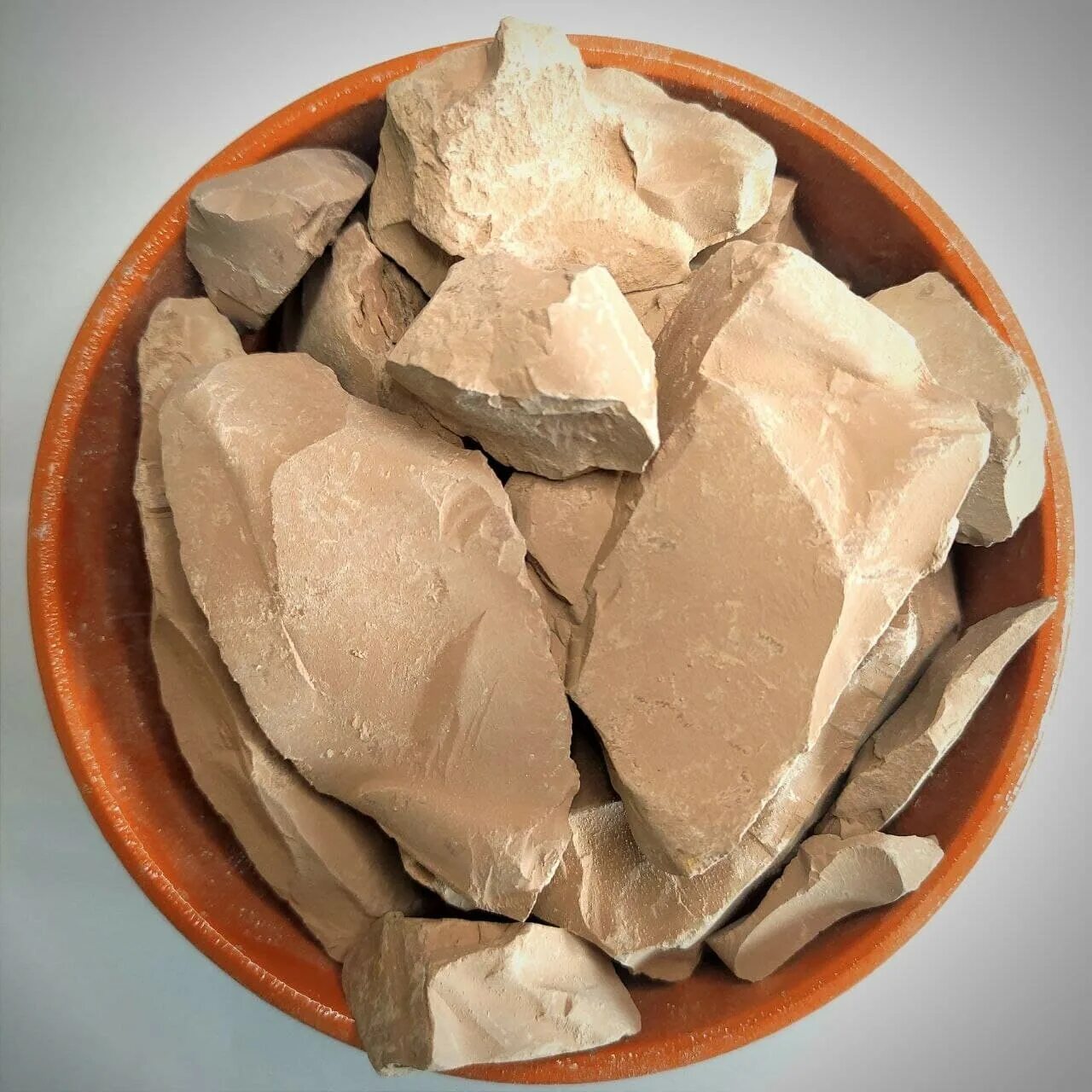 Глина – подготовленная для лепки. Замес глины. Гончар и глина. Глина. Пластичные материалы для керамики.