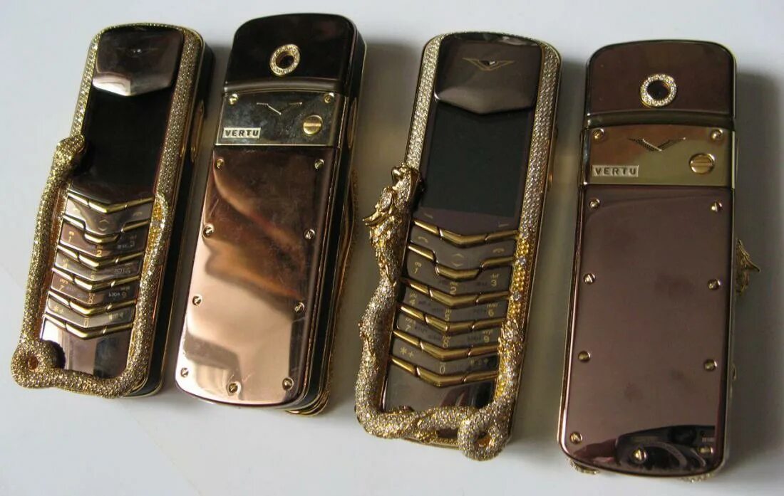 10. Vertu Signature Cobra. Телефон Vertu Signature Cobra. Vertu Boucheron Cobra. Vertu Signature Diamond. Дорогой сотовый телефон