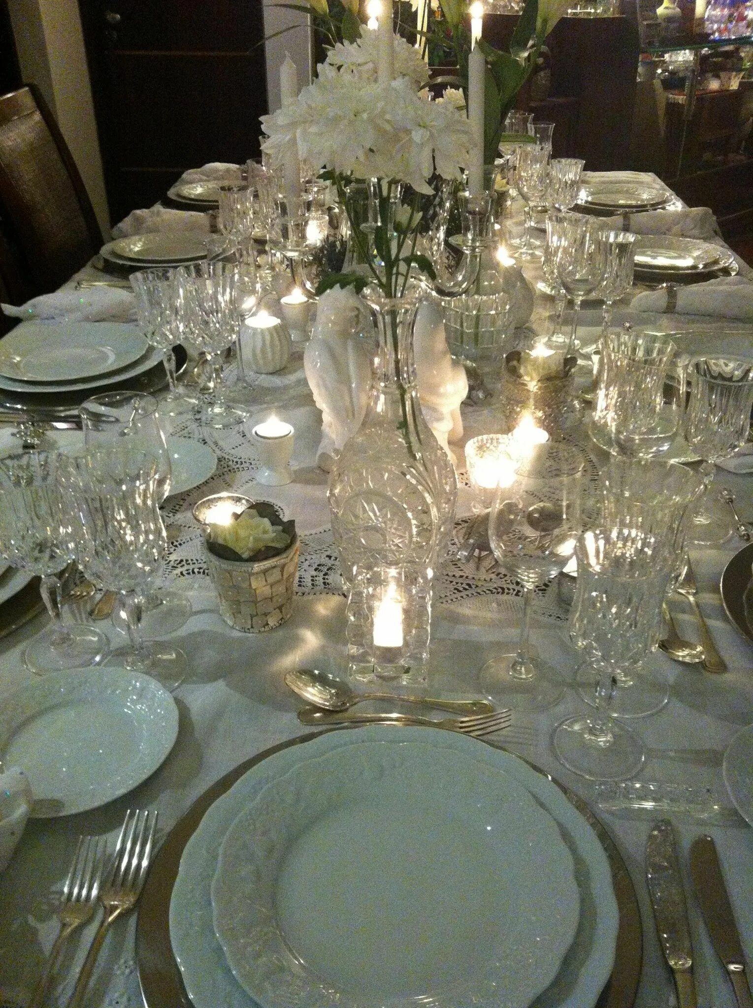 Сервировка хрустальной посудой. Сервировка стола стеклянной посудой. Красиво сервированный стол. Новогодний стол с хрусталем. Хрусталь в современной сервировке.