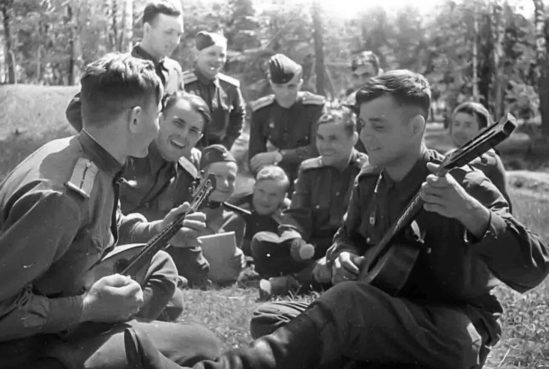 Солдаты на привале. Гармонь на фронте. Бойцы поют. Солдат с гармонью. Поют два солдата.