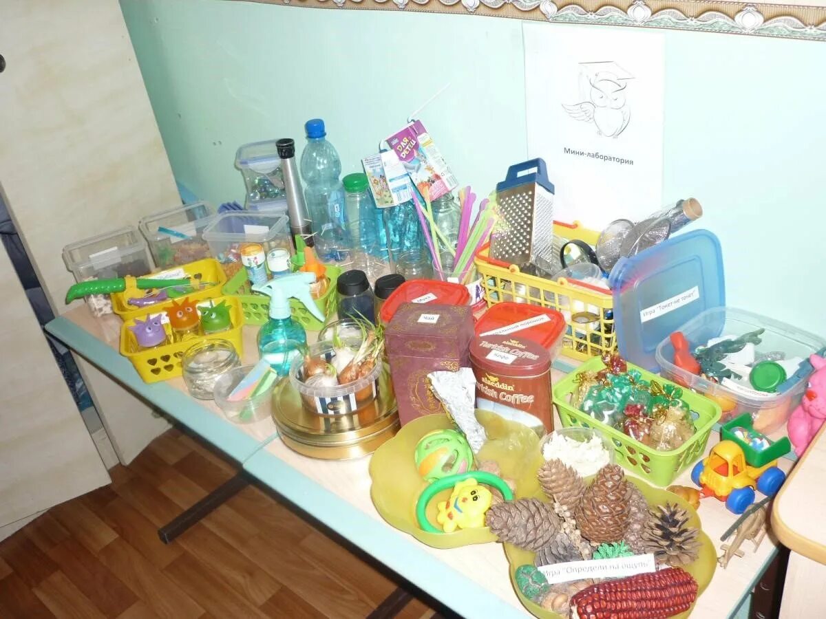 Уголок экспериментирования в детском саду оформление. Уголок лаборатории в детском саду. экспериментальная лаборатория в детском саду. мини лаборатория в детском саду. уголок экспериментирования в детском саду.