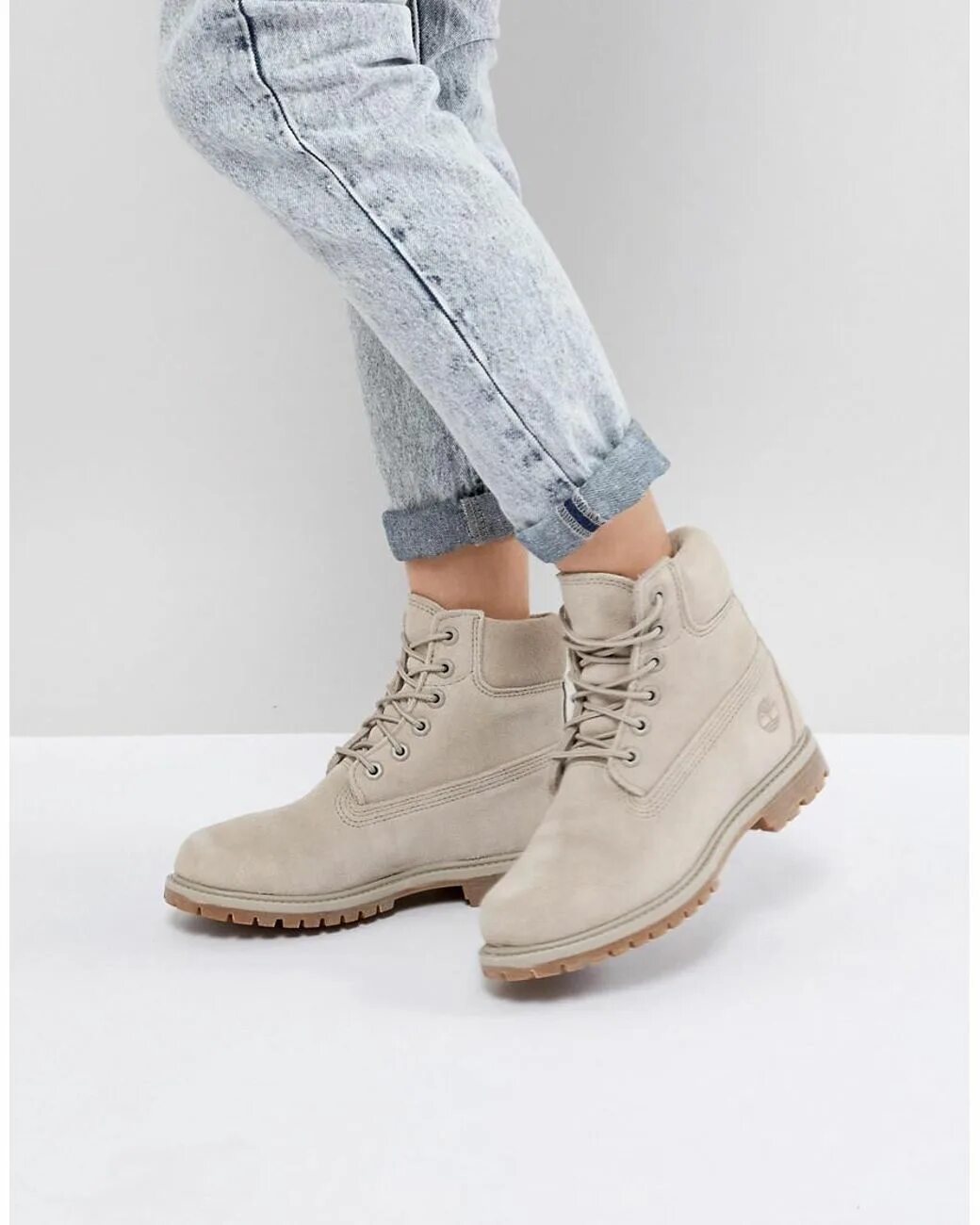 Светлые замшевые кроссовки. Timberland 6 inch Grey. Timberland 6 inch замшевые. Ботинки тимберленд женские на шнуровке замшевые. Тимберленд 6 инч бежевые.