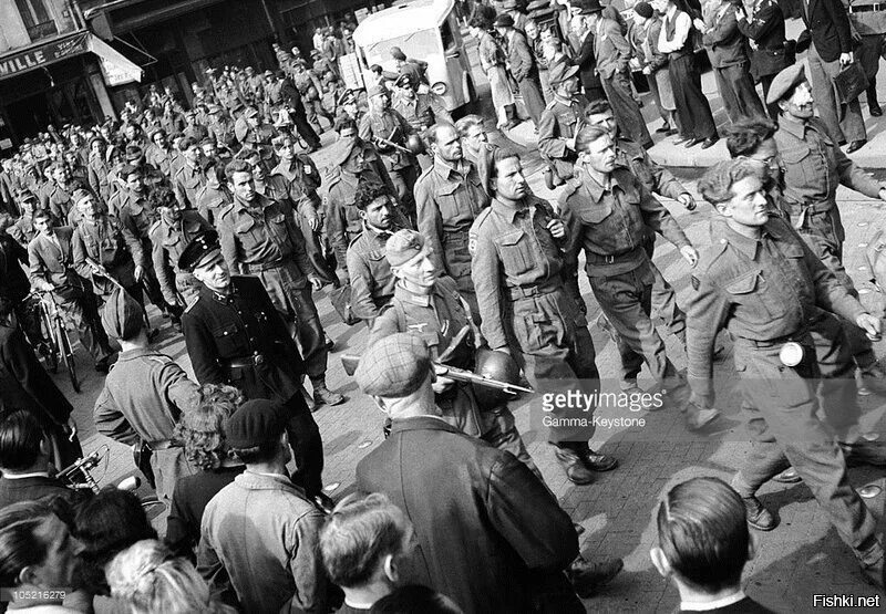 Как видели себя англичане французы немцы. Парад пленных в Париже в 1944. Пленные немцы в Париже 1944. Колонна немецких пленных Франция 1944. Пленные американцы в Париже летом 1944 года.