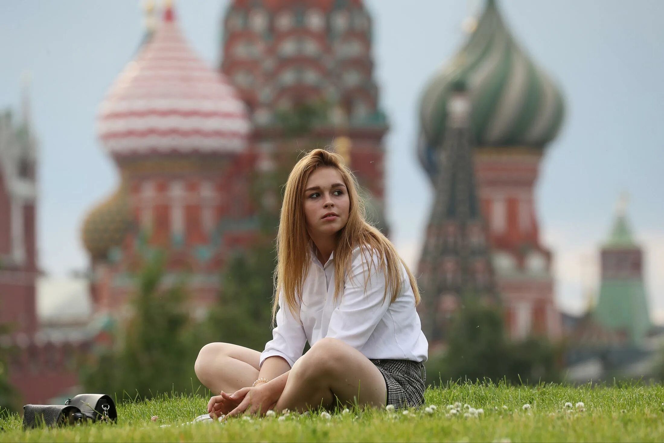 Молодежь по возрасту в россии. Молодежь от 14 до 35 лет. Молодежь до 35 лет а дальше. Молодёжь до 35 лет включительно. Молодежь до 35 лет Мем.