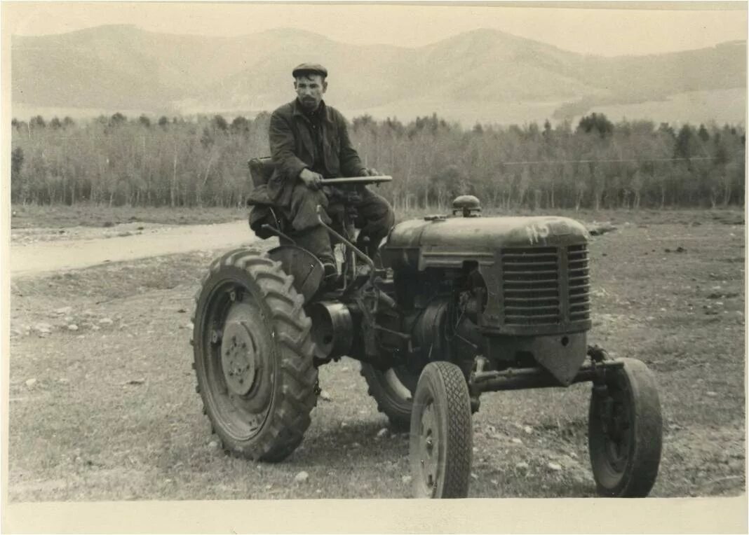 Создание первой в ссср женской тракторной. ХТЗ-7 трактор. Трактор ХТЗ 1950. Трактор ХТЗ 1955. Первый трактор ХТЗ.