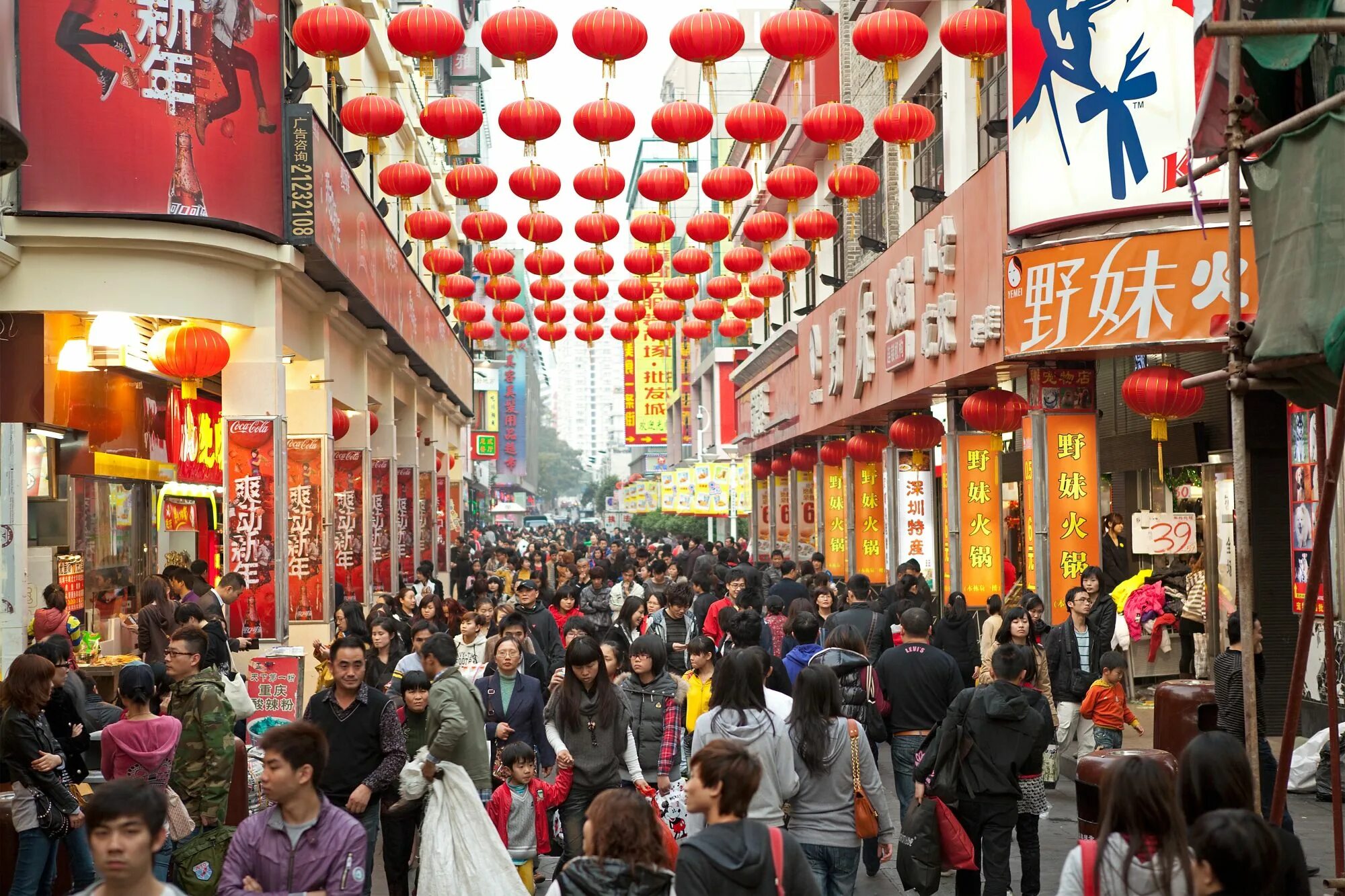 Какой бывает китай. Пекин Китай население. Рынок в Китае. Китайский рынок в Китае. Китай люди на улице.