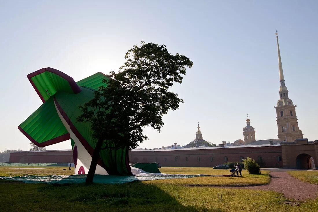 По чкаловской лечу на петропавловский. Памятники Петербурга. Крыши Петропавловской крепости вид красиво?. Над Петербургом летают. Вид Петропавловской крепости тень.