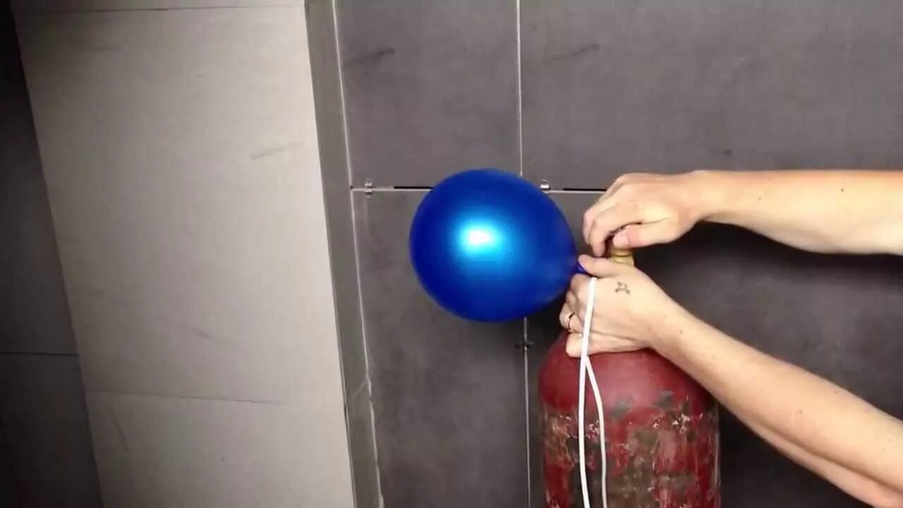 Гелевые шарики в домашних условиях. Надуваем воздушные шары гелием. Шарик надутый гелием. Надуть шарики гелием. Баллон для накачки шаров.