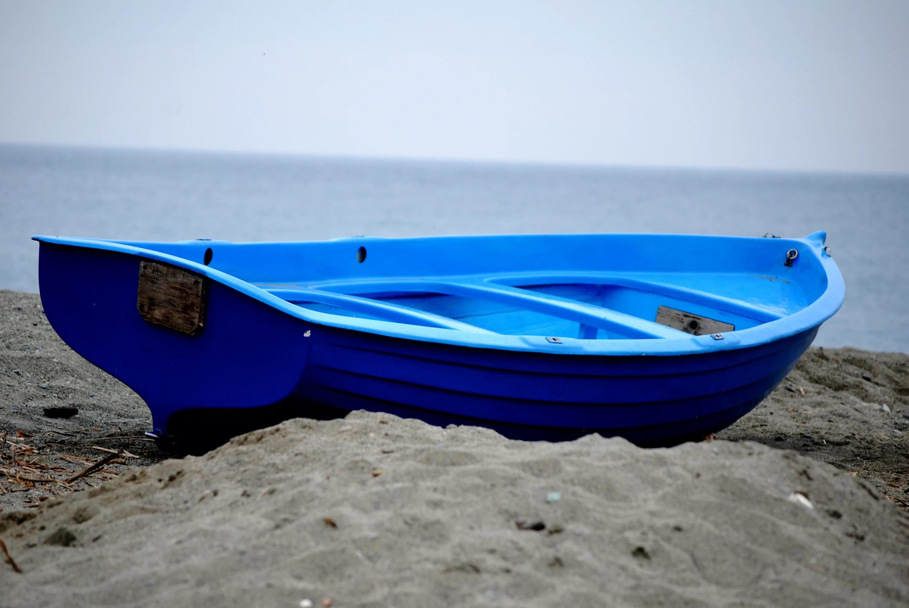 Лодки звуко. Синяя лодка. Синий катер. Голубой катер. Лодка синего цвета.