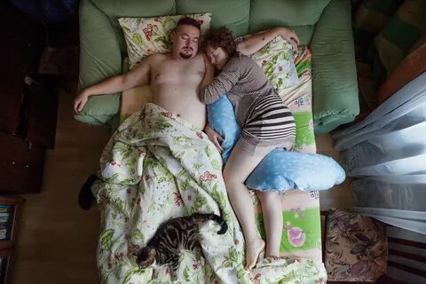 Дочка подсматривает за родителями