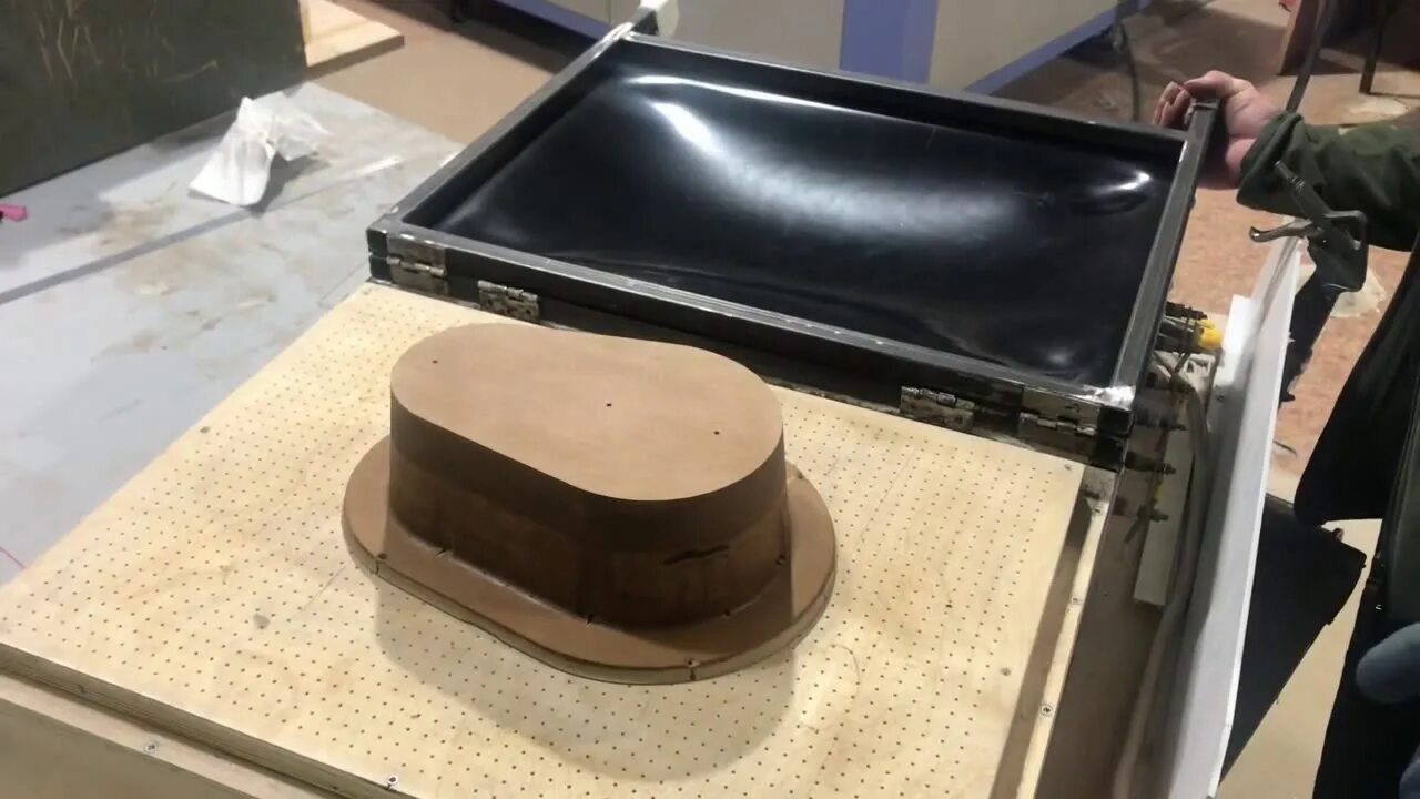 Вакуумная формовка абс. Вакуумная формовка абс пластика. станок для вакуумной формовки пластика. термовакуумная формовка поликарбоната. термовакуумное формование пластика.