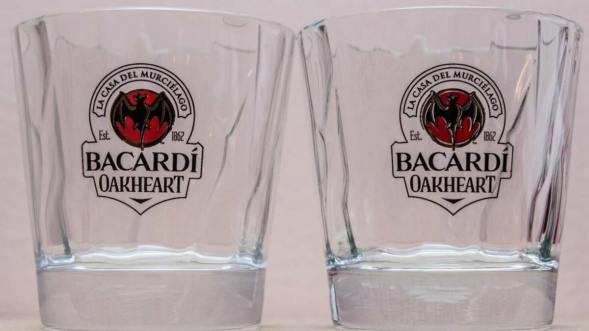 Рюмки бакарди. Черный ром на шри ланке. Bacardi стакан. Бокал под бакарди. Налей бокал бакарди.