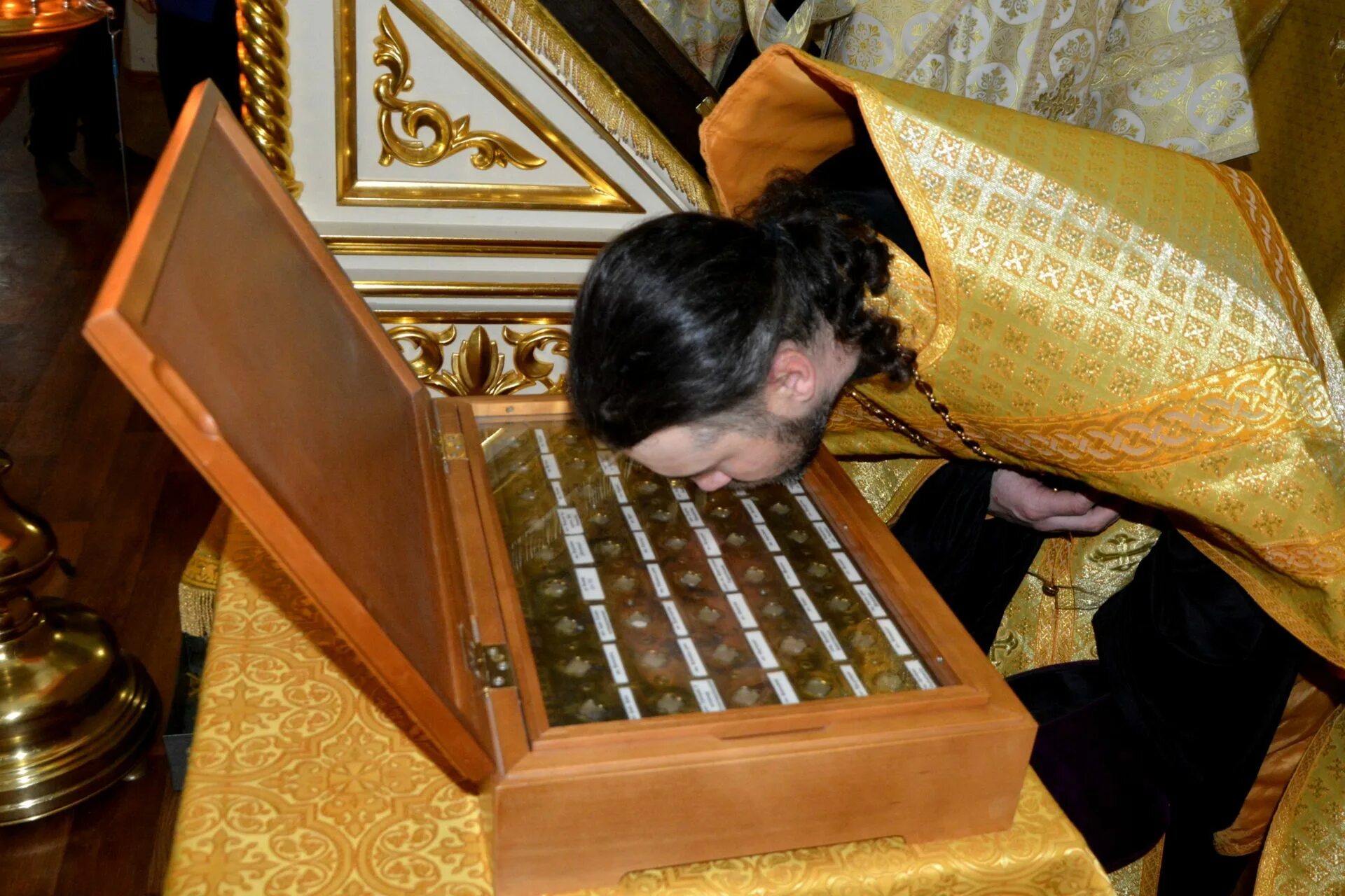 20 миллионов мощи. Двадцать миллионов мощи. Донской монастырь в москве мощи патриарха тихона. Миллион мощи. Мощи патриарха алексия 2.