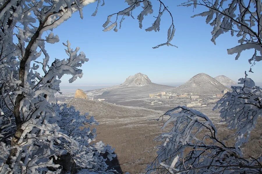 Кавказ санаторий кисловодск зимой. Гора железная железноводск зимой. Курорты кавказа пятигорск. Кмв зимой. Кавказские минеральные воды скульптура орла в пятигорске.